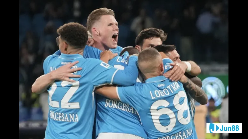 Cầu thủ Napoli vượt qua cầu thủ Como trong một pha đi bóng tinh tế trên sân cỏ